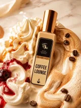 Долоня з флаконом Coffee Lounge на тлі вовняного шарфа кольору кави з молоком — близький кремовий шлейф на холодному повітрі