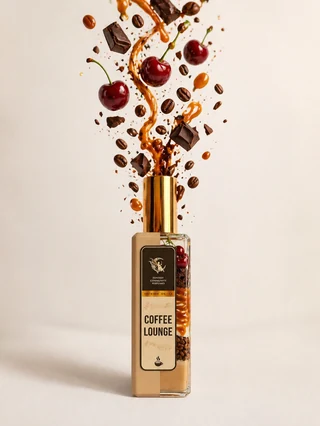 Натюрморт при теплому світлі: флакон Coffee Lounge, латте в керамічній чашці, стиглі вишні у скляній вазочці і обсмажені кавові зерна на бежевому камені