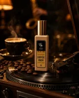 Долоня з флаконом Coffee Rock на тлі вовняної куртки кольору графіту — близький деревно-кавовий шлейф на холодному ранковому повітрі