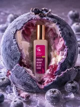 Натюрморт при холодному світлі: флакон Frosty Berry, скляна піала з холодним кремом, гроно смородини і сублімовані ягоди малини на світлому камені