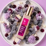 Долоня з флаконом Frosty Berry на тлі вовняного шарфа кольору пудрової ягоди — близький молочно-ягідний шлейф на холодному повітрі
