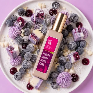 Долоня з флаконом Frosty Berry на тлі вовняного шарфа кольору пудрової ягоди — близький молочно-ягідний шлейф на холодному повітрі